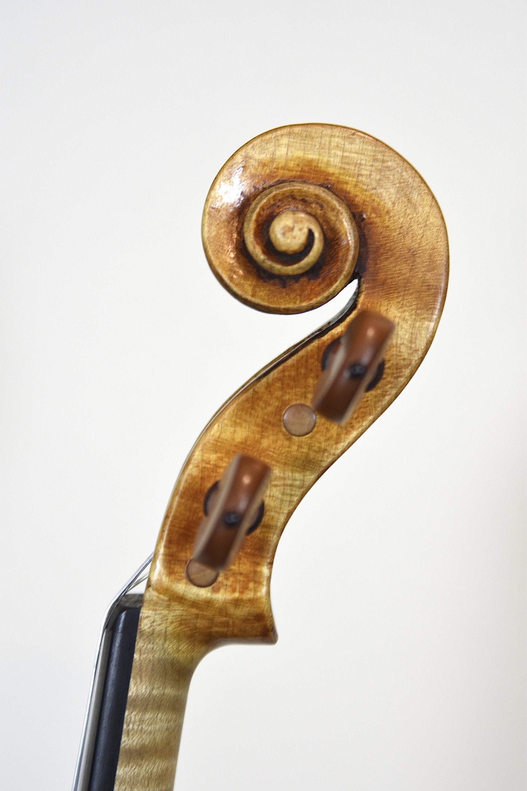 Stradivari model violin scroll, full length
